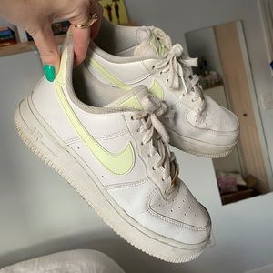 Women’s AIR FORCE 1 '07 'WHITE BARELY VOLT'